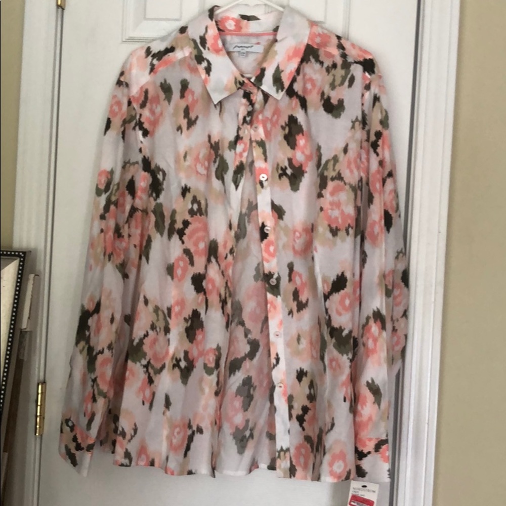 Floral Foxcroft button down blouse! NWT